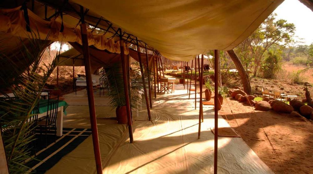 Un salon sous une tente au Kenya