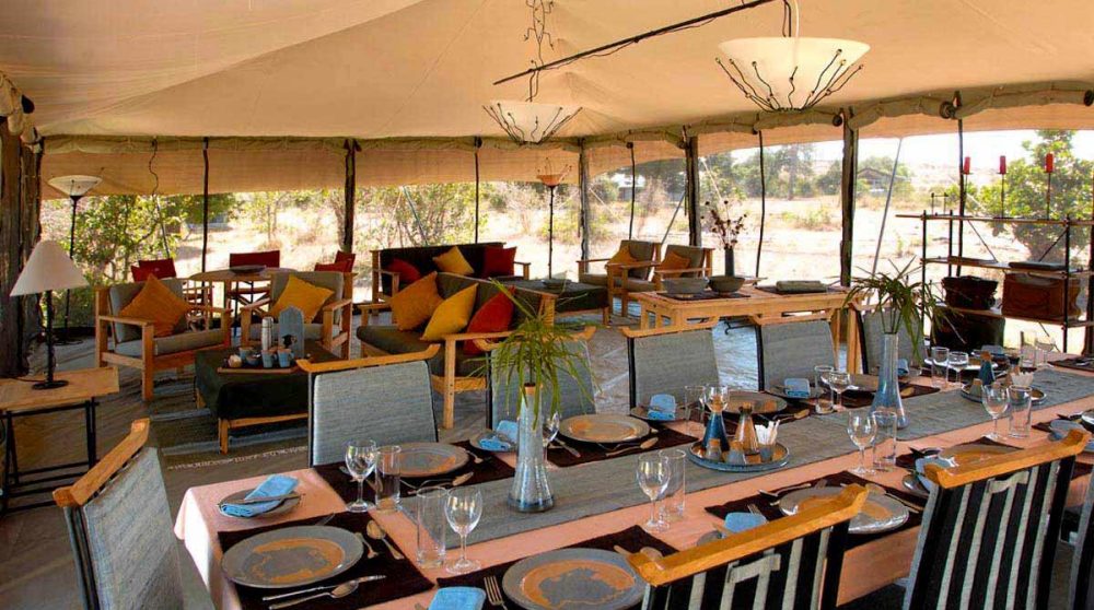 Table pour déjeuner sous la tente dans le Masai Mara