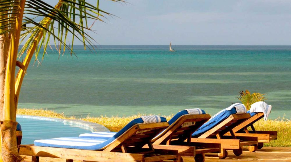 Chaises longues au bord de la piscine à Zanzibar