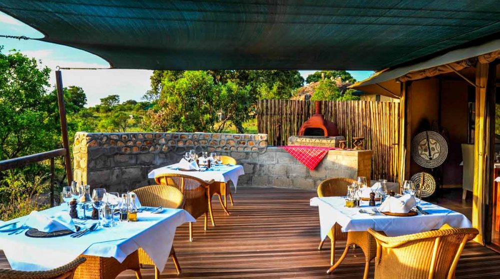 La terrasse de l'hôtel dans le Serengeti