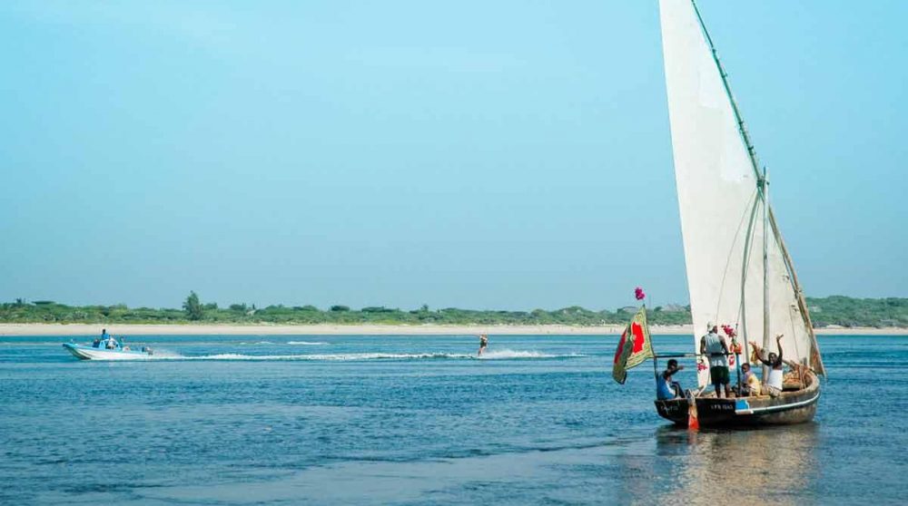 Un bateau arrivant sur l'île au Kenya
