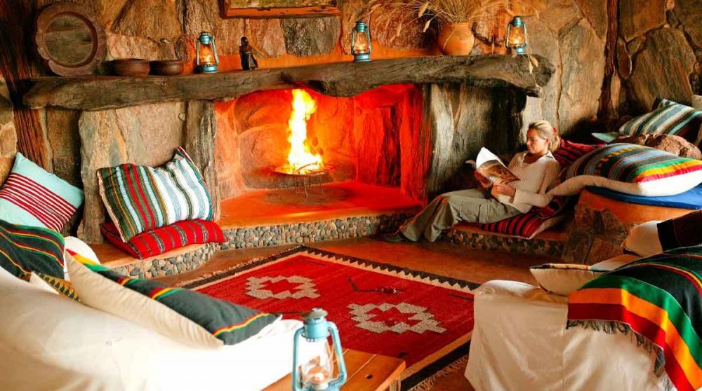 Le salon avec cheminée au Kenya