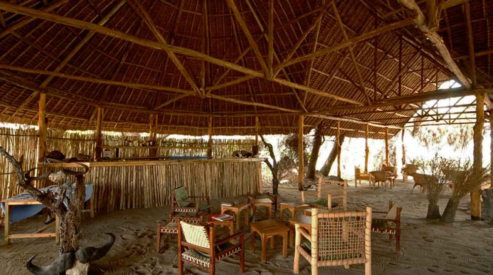 Le salon avec le bar