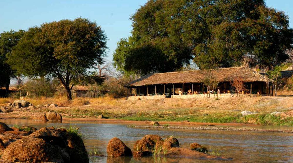 Le lodge près de la rivière dans le parc national de Ruaha