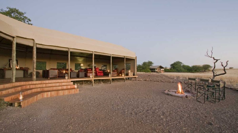 Un feu de camp en fin de soirée en Namibie