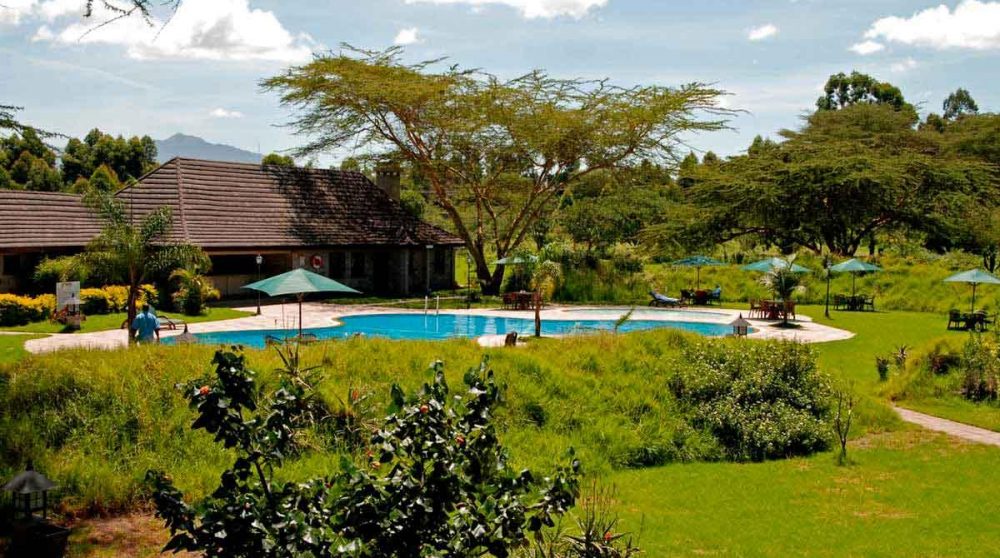 Le jardin avec la piscine au Kenya