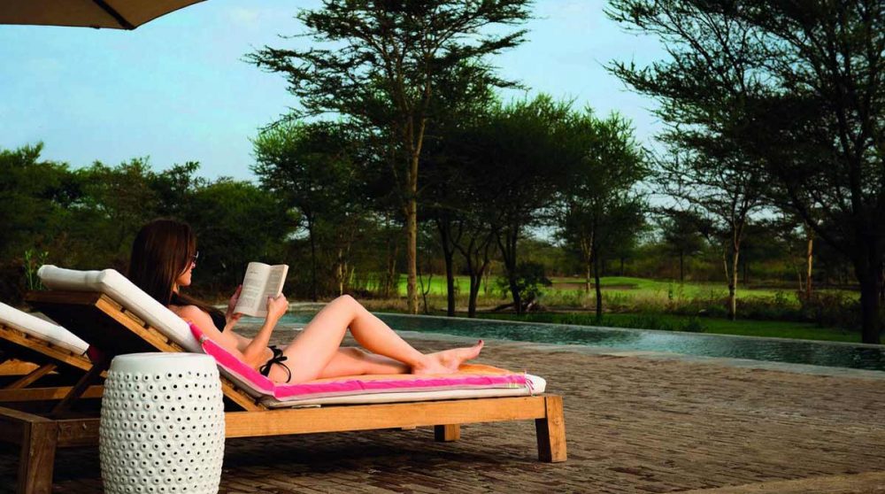 Repos devant la piscine en Tanzanie