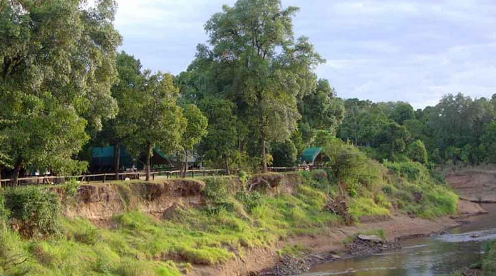 Vue du camp depuis la rivière
