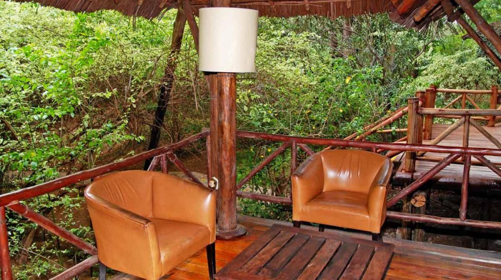 Fauteuils sur la terrasse au Kenya