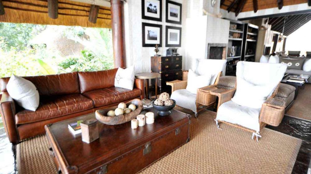 Canapé et fauteuils du salon près du parc Kruger