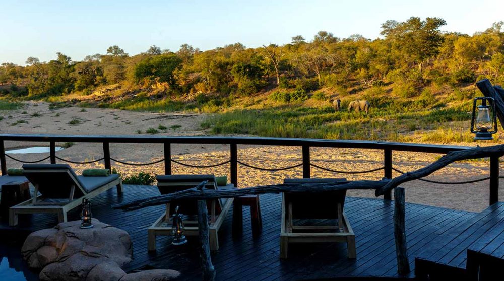 La terrasse principale dominant le lit de la rivière