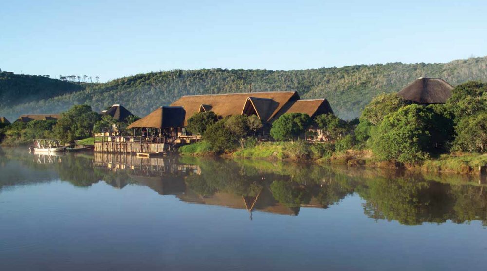Autre vue du lodge devant la rivière