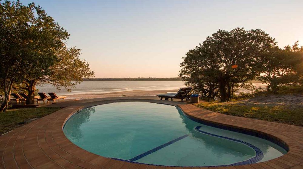 La piscine face au lac Shengeza dans le Kwazulu Natal