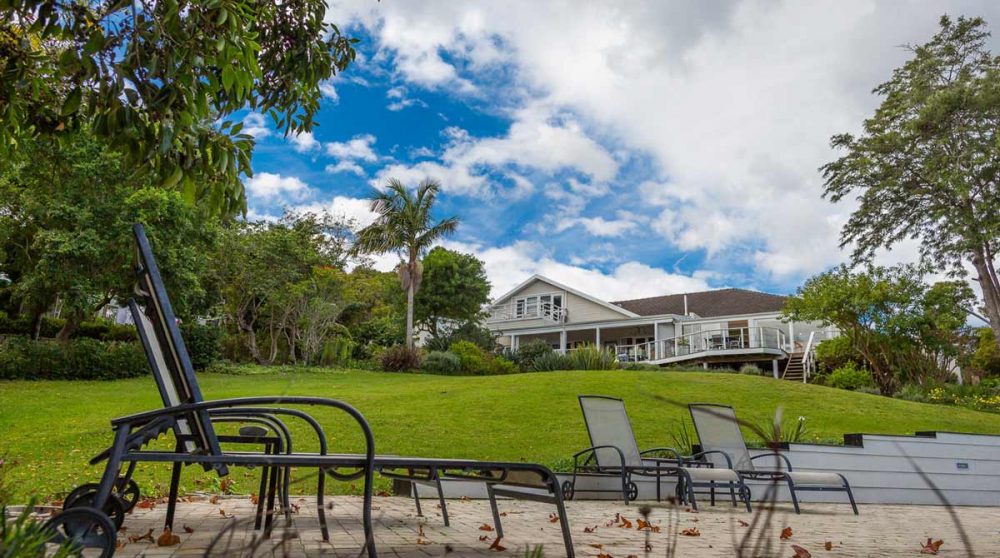 La maison vue depuis la piscine à Knysna