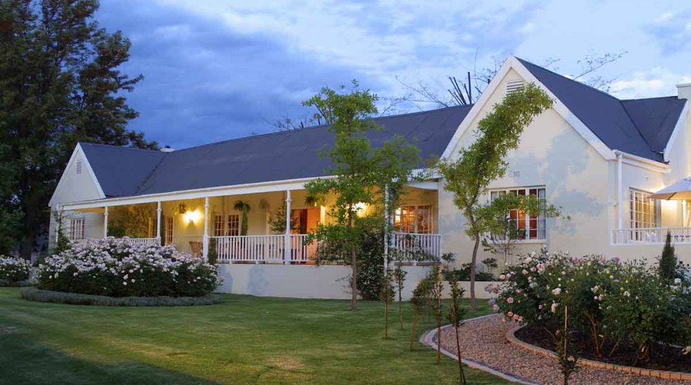 Vue de nuit du bâtiment principal à Oudtshoorn