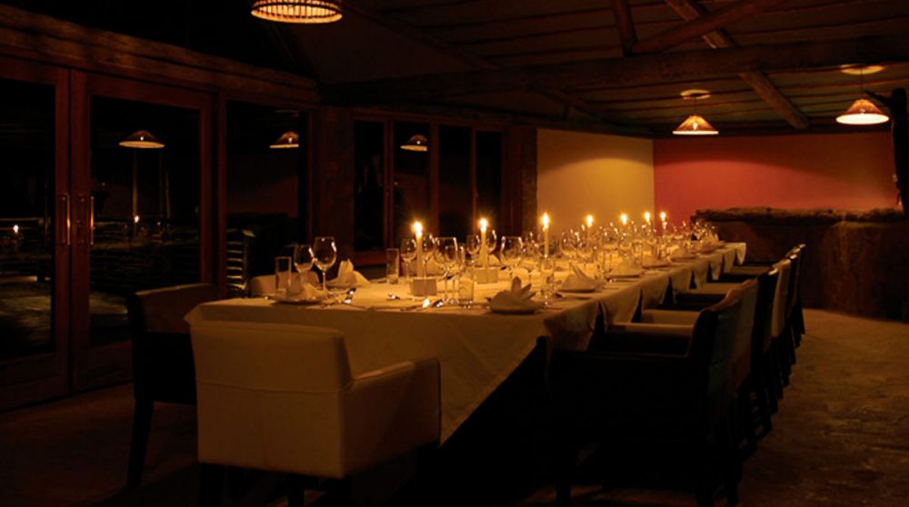 Vue nocturne du restaurant en Namibie