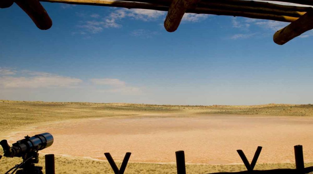 La vue sur la pan et son point d'eau dans le Kalahari