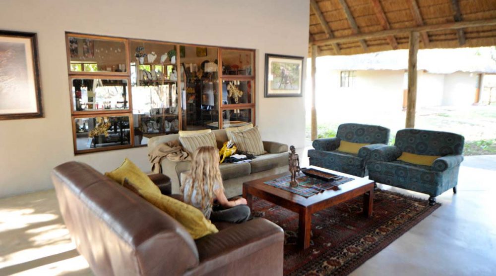 Un salon près de l'acceuil à Timbavati