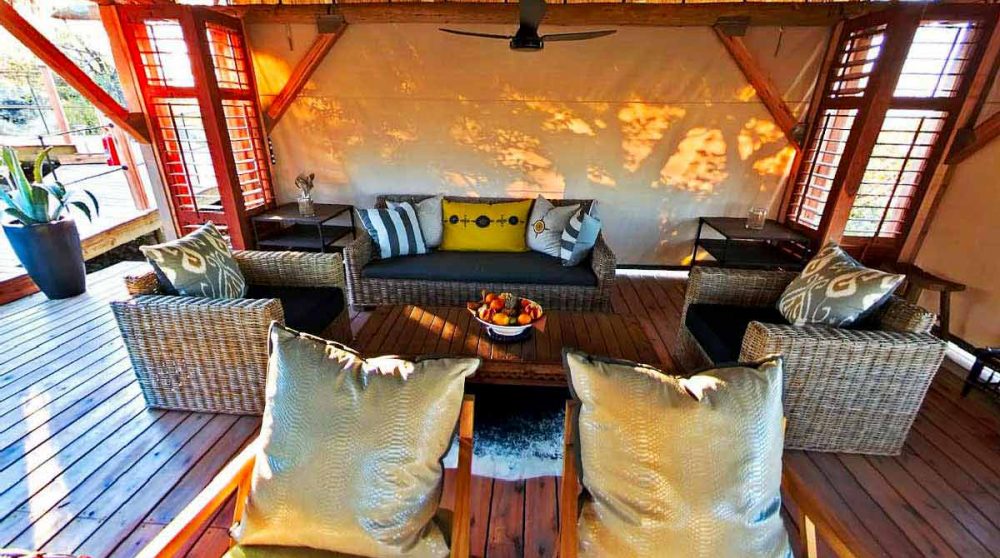 Espace détente dans le salon en Namibie