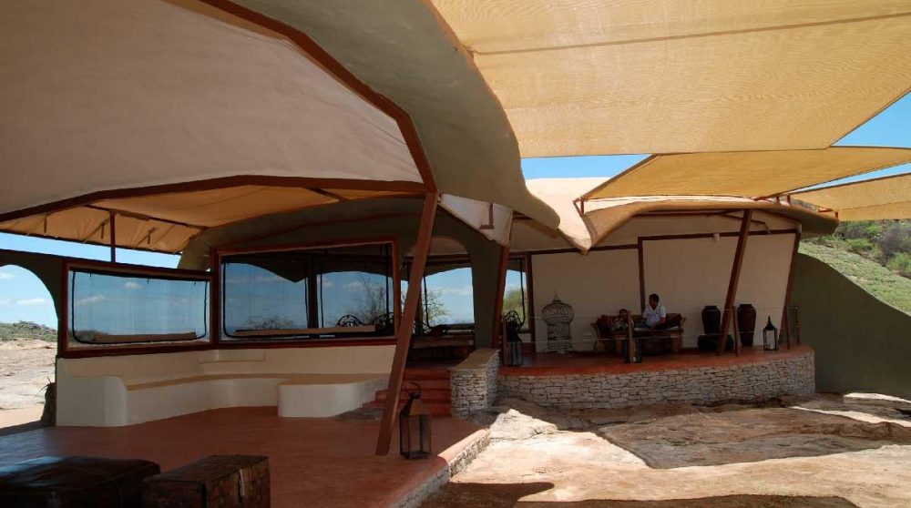 Un salon sous une tente au Kenya