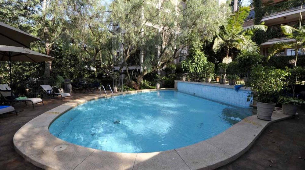 La piscine de l'hôtel au Kenya