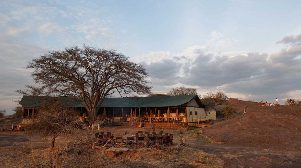 Le camp dans la savane dans le Serengeti