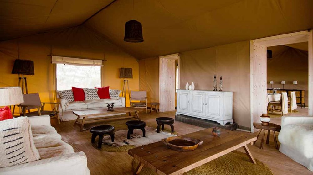 Le salon du camp en Tanzanie