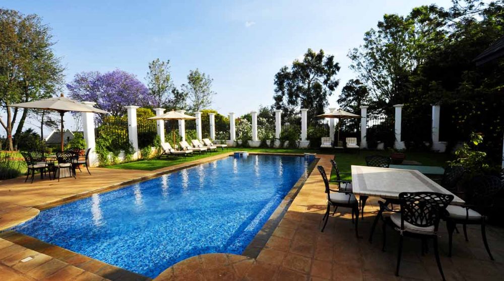 Table près de la piscine en Tanzanie