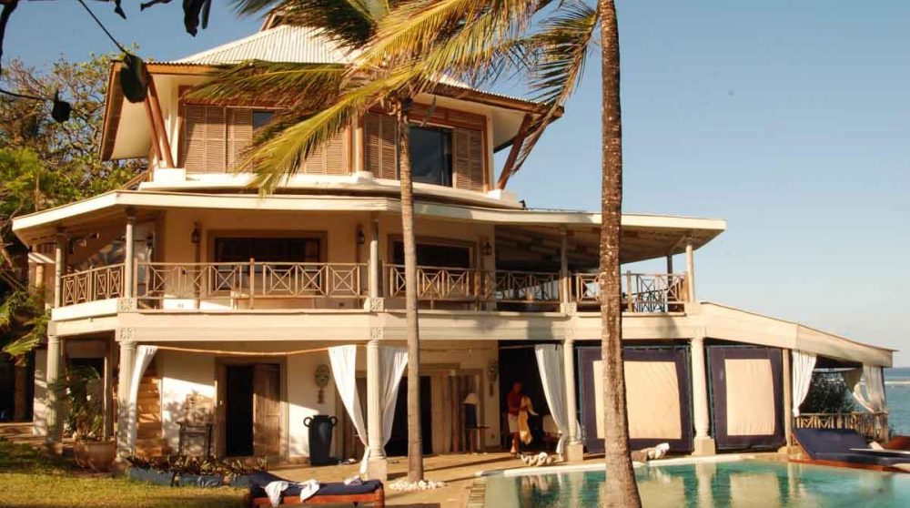 La façade de la villa ensoleillée au Kenya