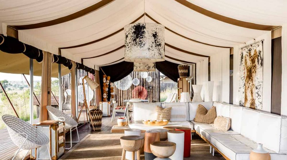 Le salon sous une tente dans le parc du Serengeti