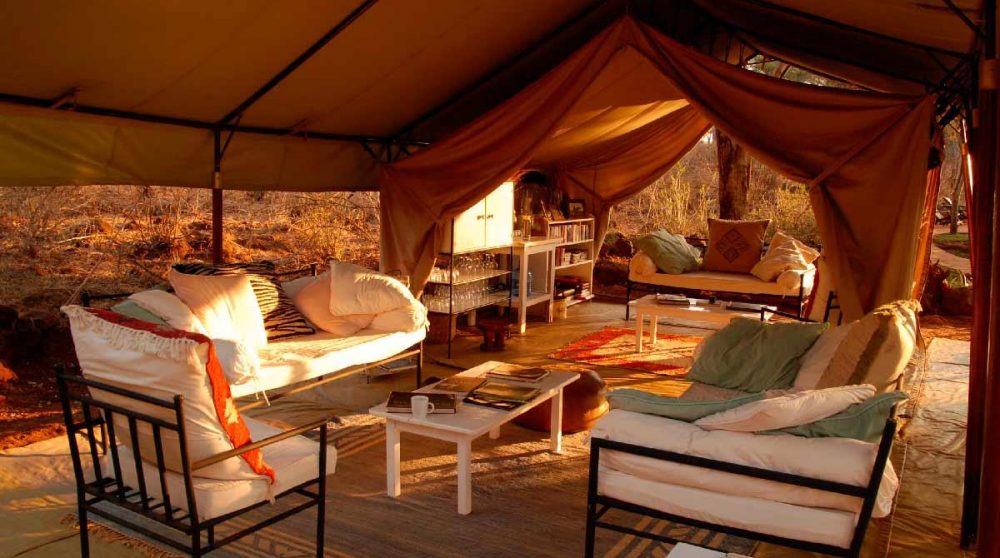 Canapés et fauteuil dans une tente