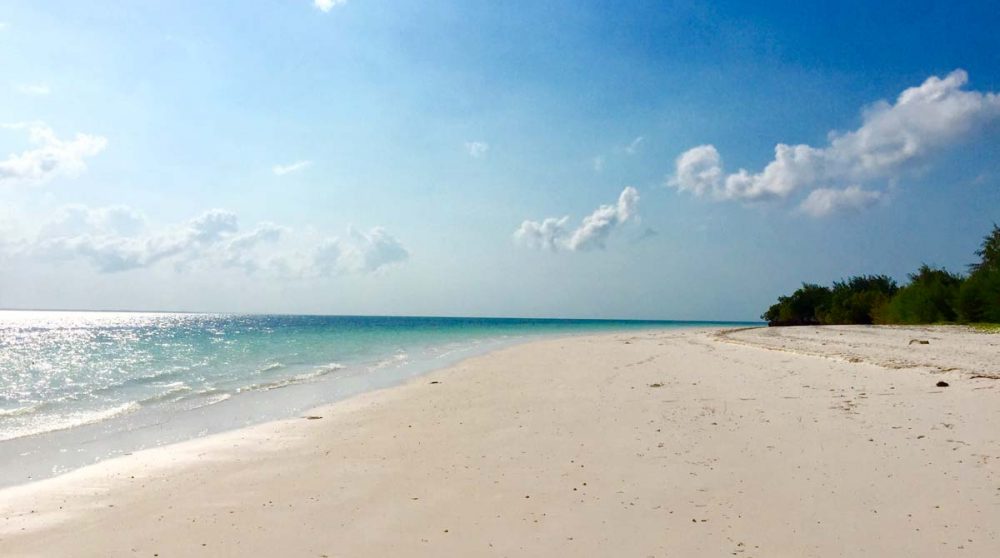 La plage de sable blanc