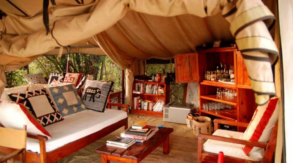Autre vue du salon sous la tente