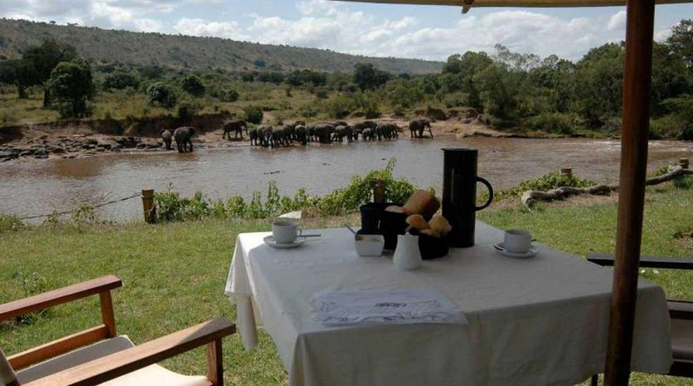 Déjeuner au bord de la rivière