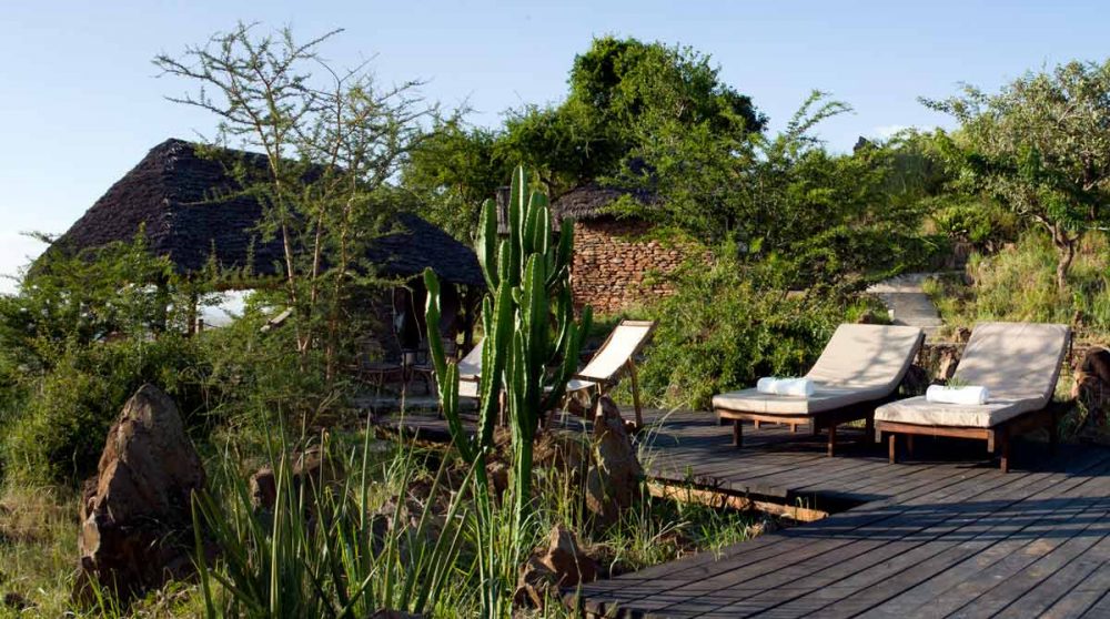 Chaises longues sur la terrasse