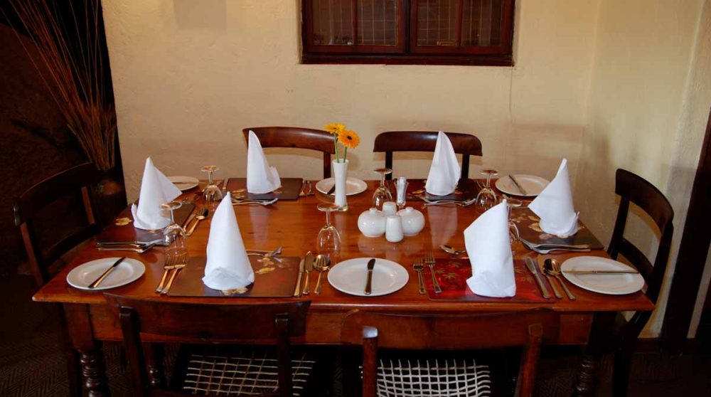 Une table dans la salle à manger