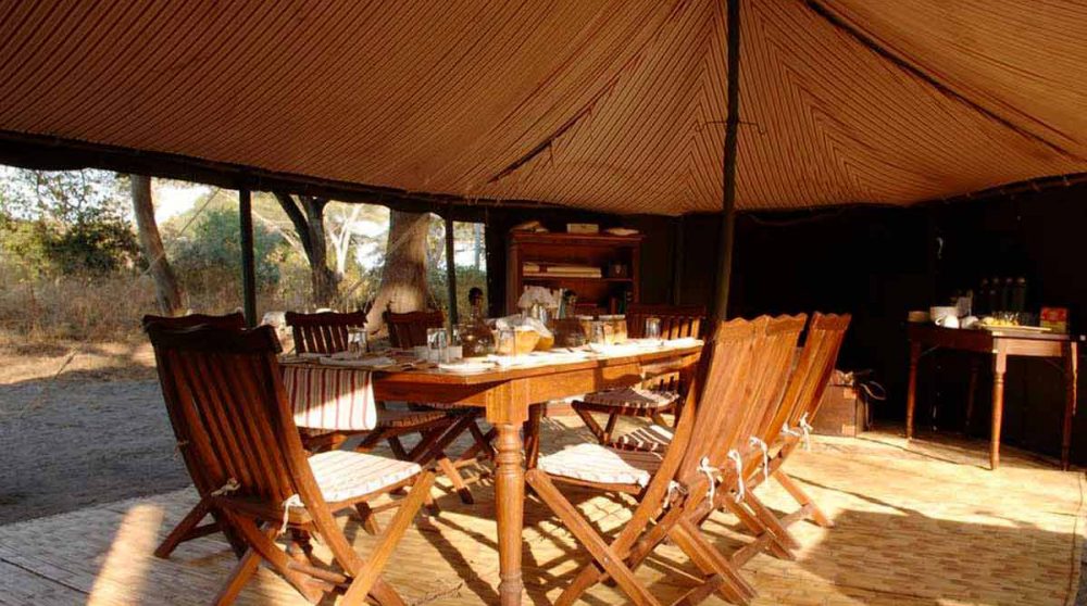 Déjeuner sous une tente