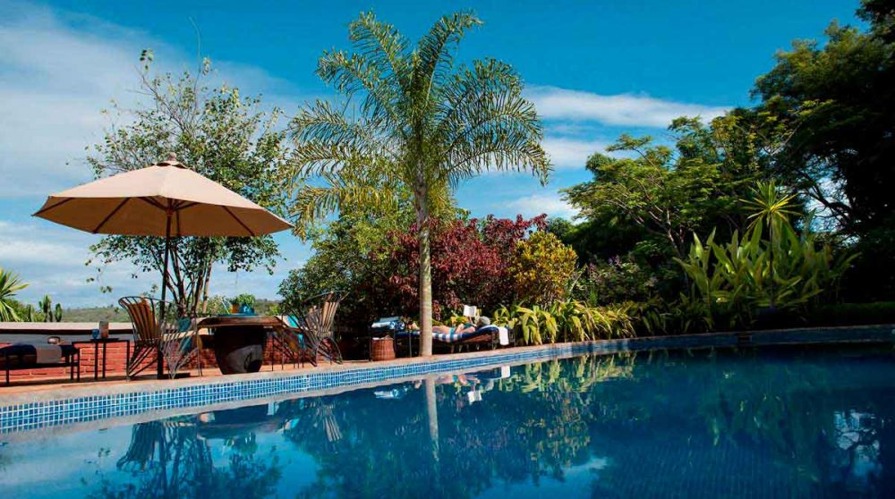 Détente au bord de la piscine