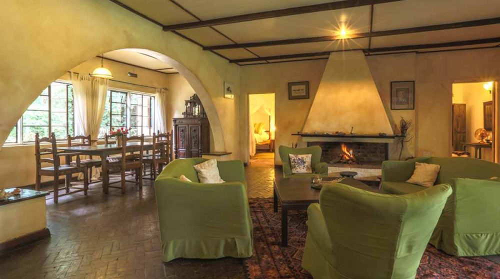 Le chaleureux salon de la réception