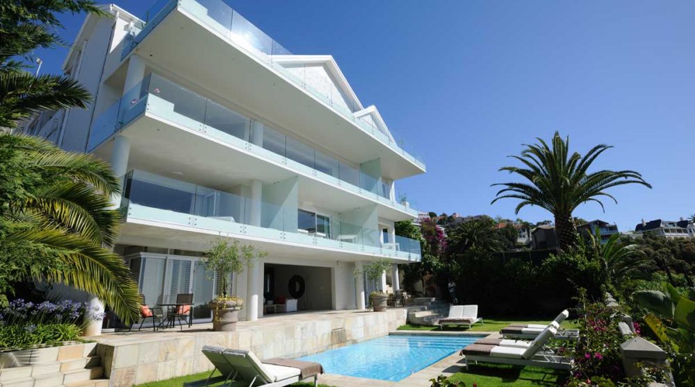 La façade extérieure et la piscine