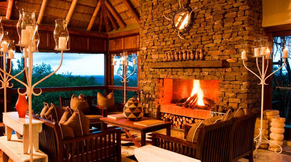 Salon avec une cheminée