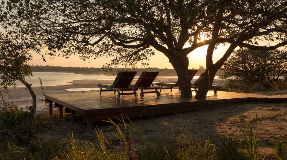 Coucher de soleil sur le lac en Afrique du Sud