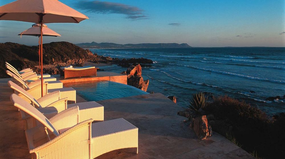 Chaises longues au bord de la mer