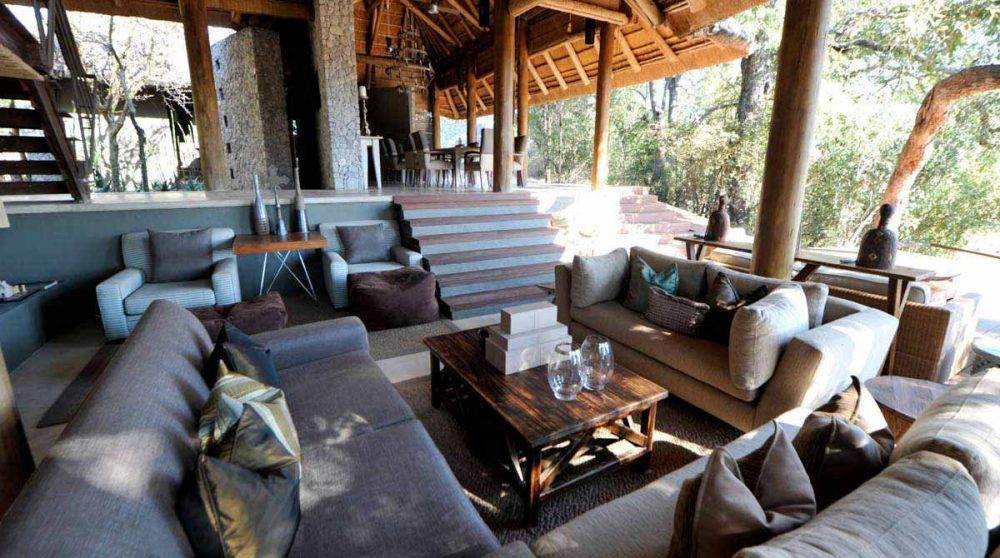 Le salon ouvert sur la terrasse