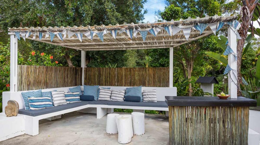 Le salon près de la piscine sur la Route des Jardins