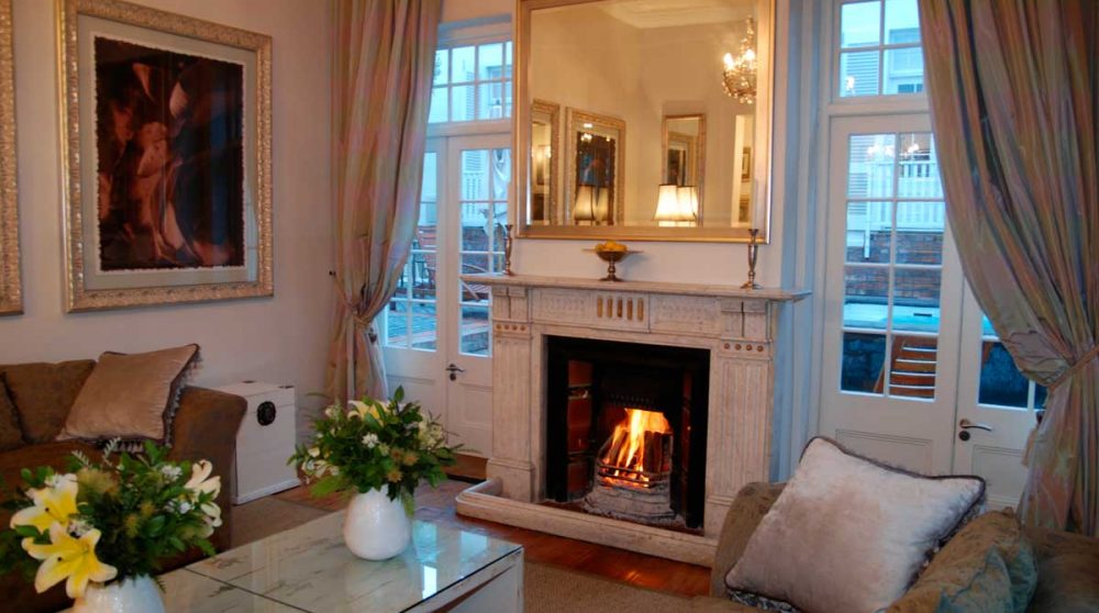 Salon avec une cheminée