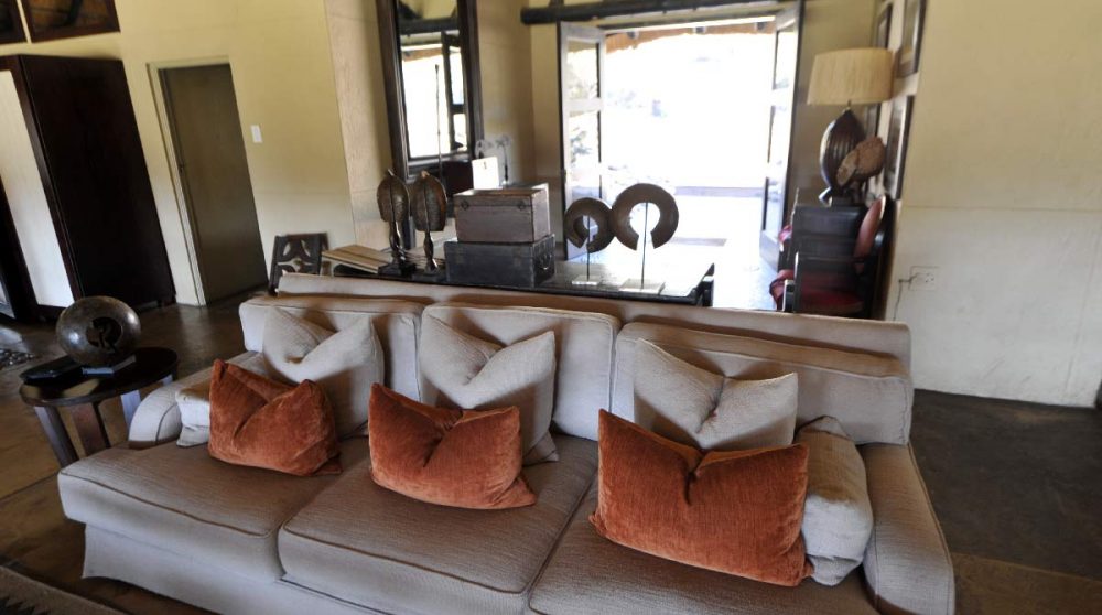 Un canapé dans le salon