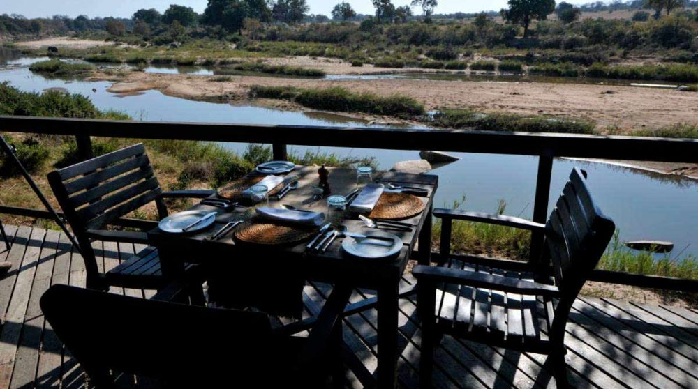 Déjeuner face à la rivière