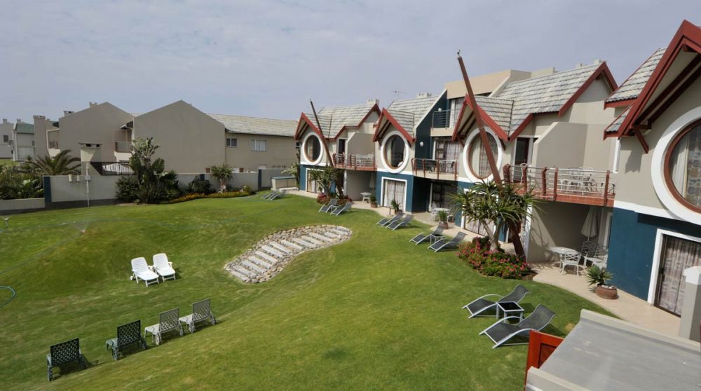 Le jardin et l'extérieur des chambres