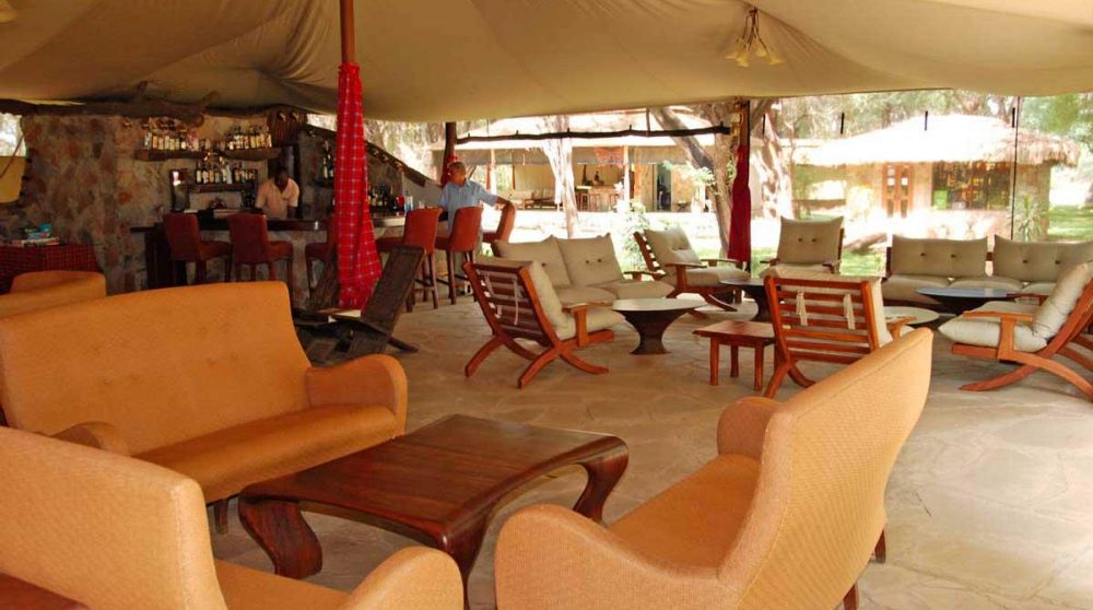 Un salon sous une tente